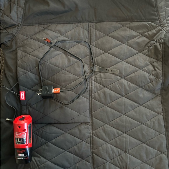 Milwaukee Women's Medium M12 12-Volt Heated Quilted Jacket Kit - Picture 6 of 9